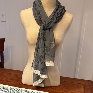 Lightweight Gray Floral Scarf with Contrasting Trim